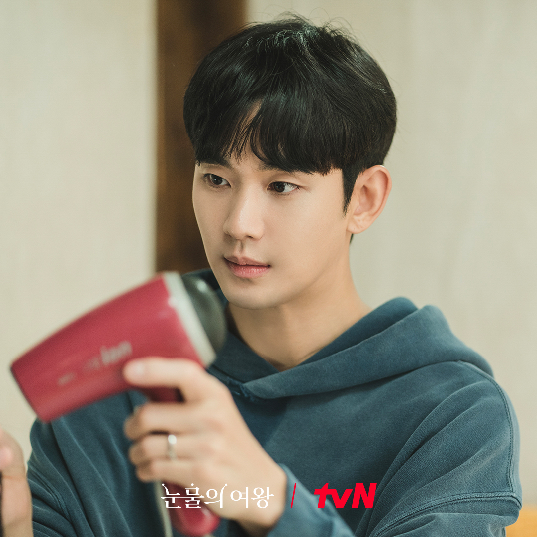 Kim Soo Hyun Tenderly Takes Care Of Kim Ji Won In “Queen Of Tears”