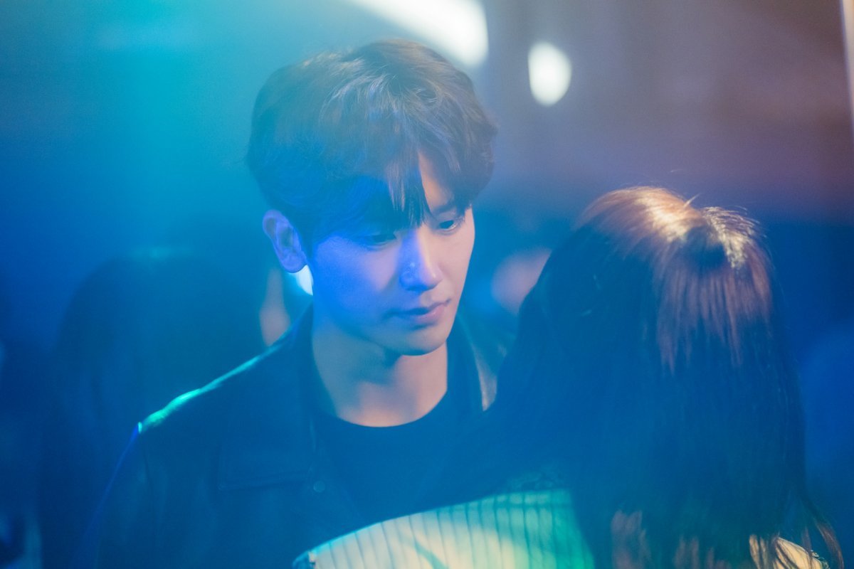 Park Hyung Sik And Park Shin Hye Get Close In The Club On “Doctor Slump”