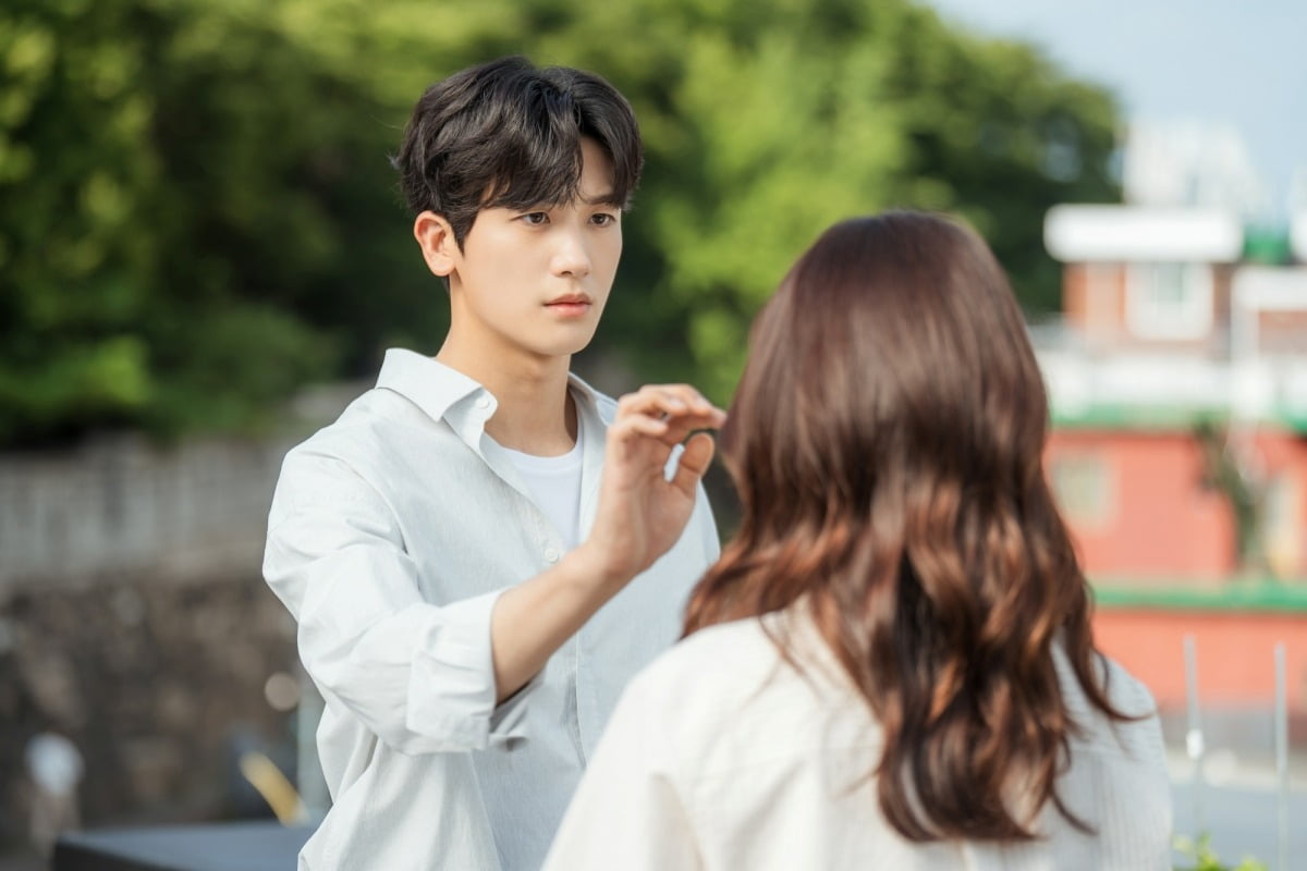 Park Hyung Sik And Park Shin Hye Share An Awkward Encounter As Exes In “Doctor Slump”