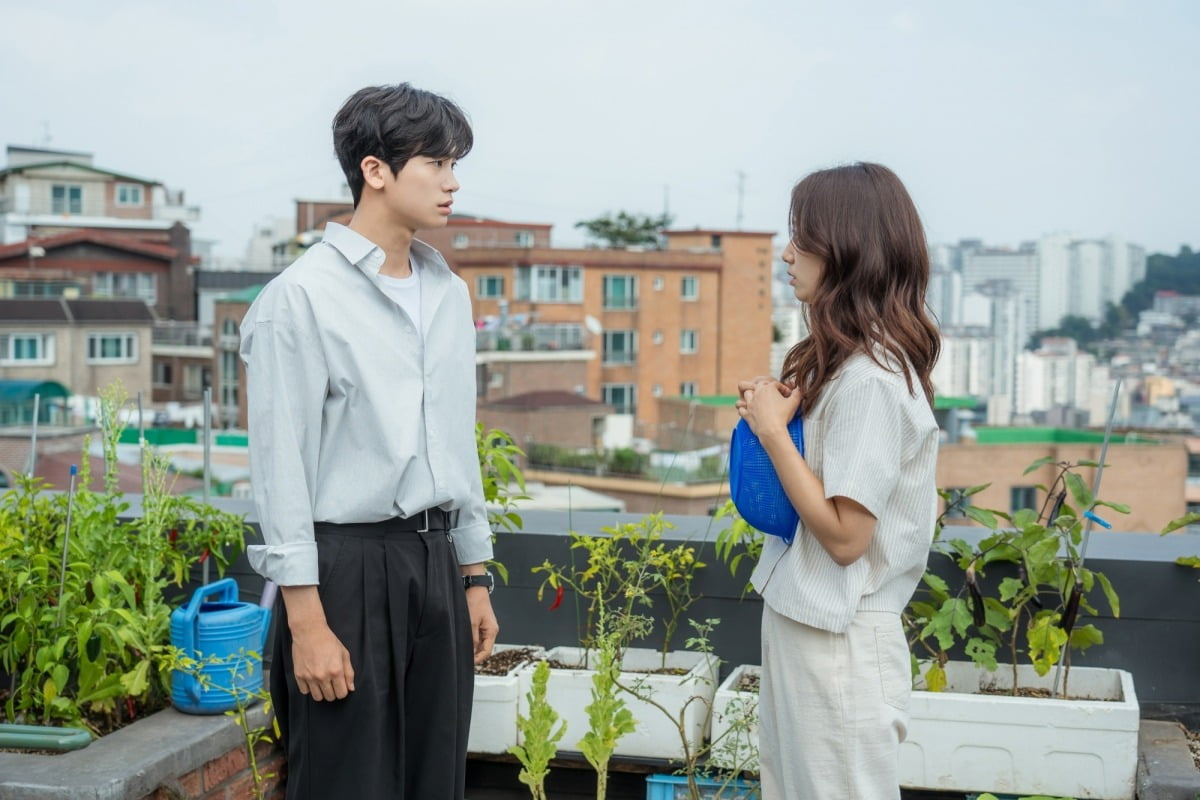 Park Hyung Sik And Park Shin Hye Share An Awkward Encounter As Exes In “Doctor Slump”