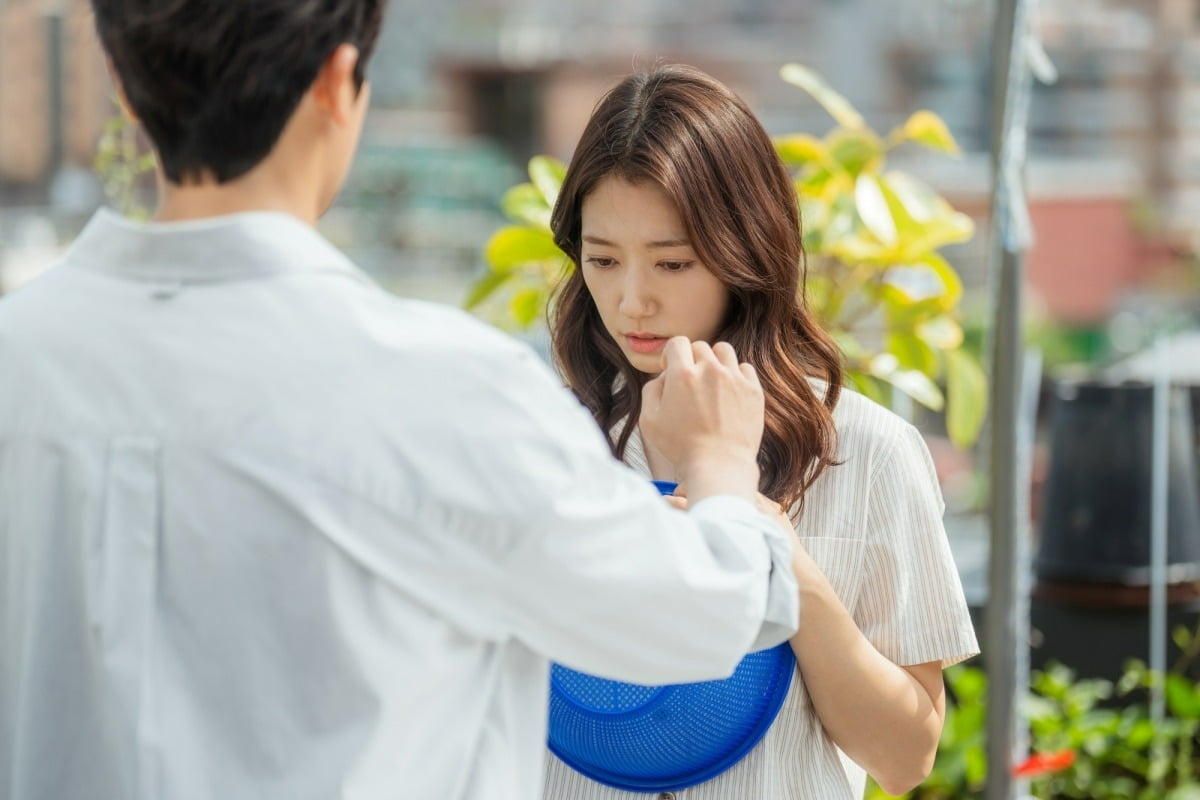 Park Hyung Sik And Park Shin Hye Share An Awkward Encounter As Exes In “Doctor Slump”