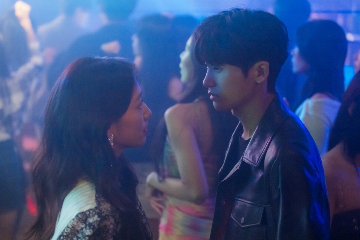 Park Hyung Sik And Park Shin Hye Get Close In The Club On “Doctor Slump”