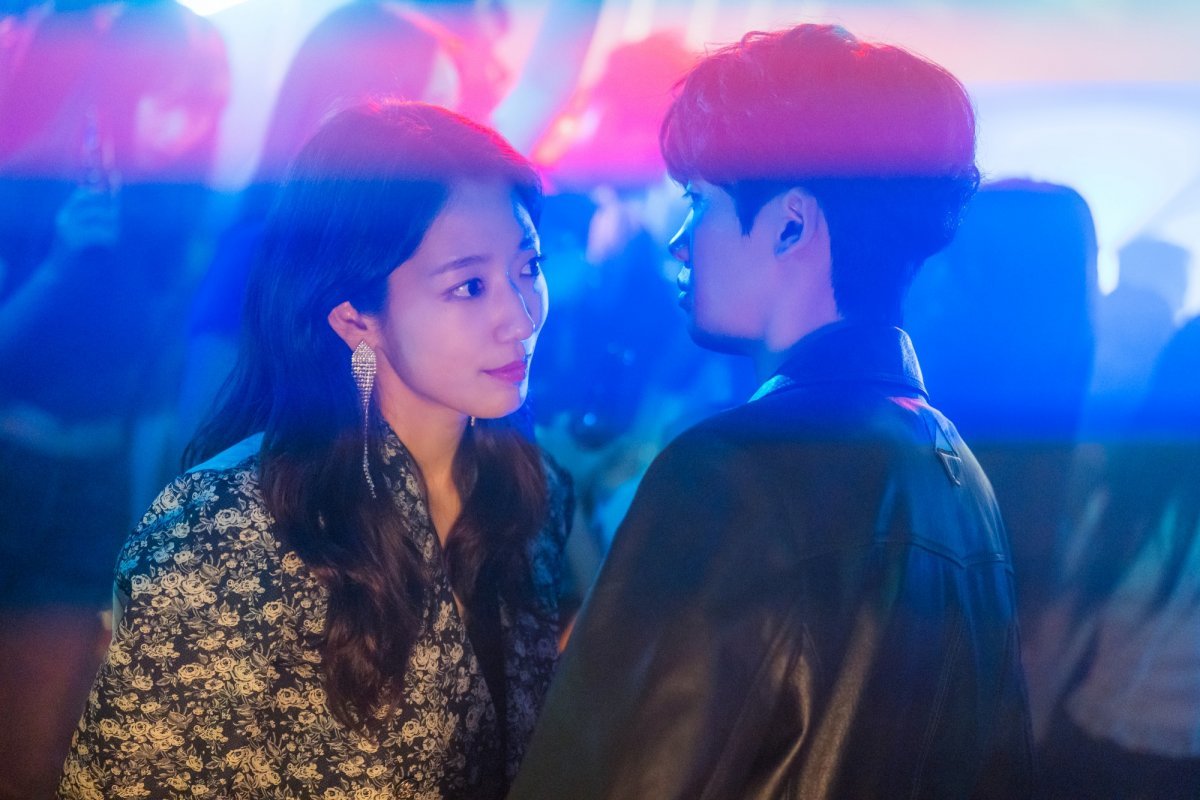 Park Hyung Sik And Park Shin Hye Get Close In The Club On “Doctor Slump”