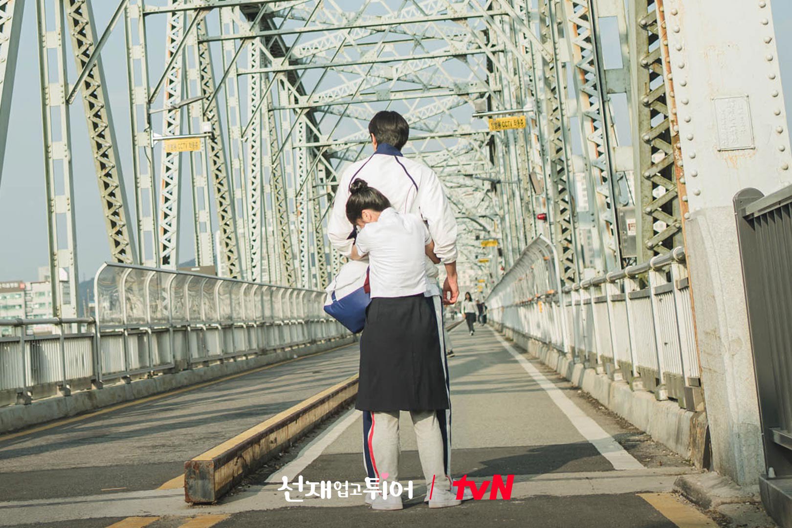 Byun Woo Seok Is Taken Aback By Kim Hye Yoon’s Emotional Hug In “Lovely Runner”